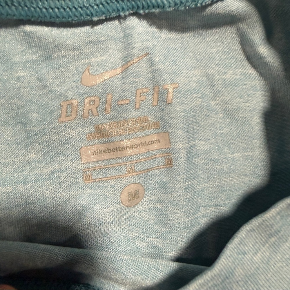 Nike men’s size Medium Long-Sleeve Performance Shirt - Picture 2 of 3
